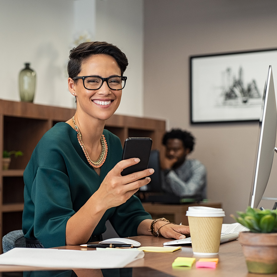 stylish business woman using smartphone 7ASWUC9